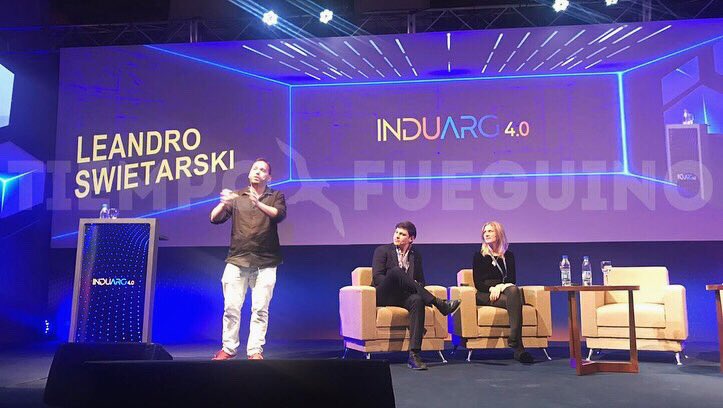 TiempoFueguino's tweet photo. #Ahora #InduArg 📱
"Las innovaciones y creaciones que se crearon; las plataformas y programas que se inventaron, no fueron creadas para cambiar el mundo, pero es el impacto que generaron", explicó Leandro Swietarski (TecnoKids) en @induarg https://t.co/AYs1AEhlaw