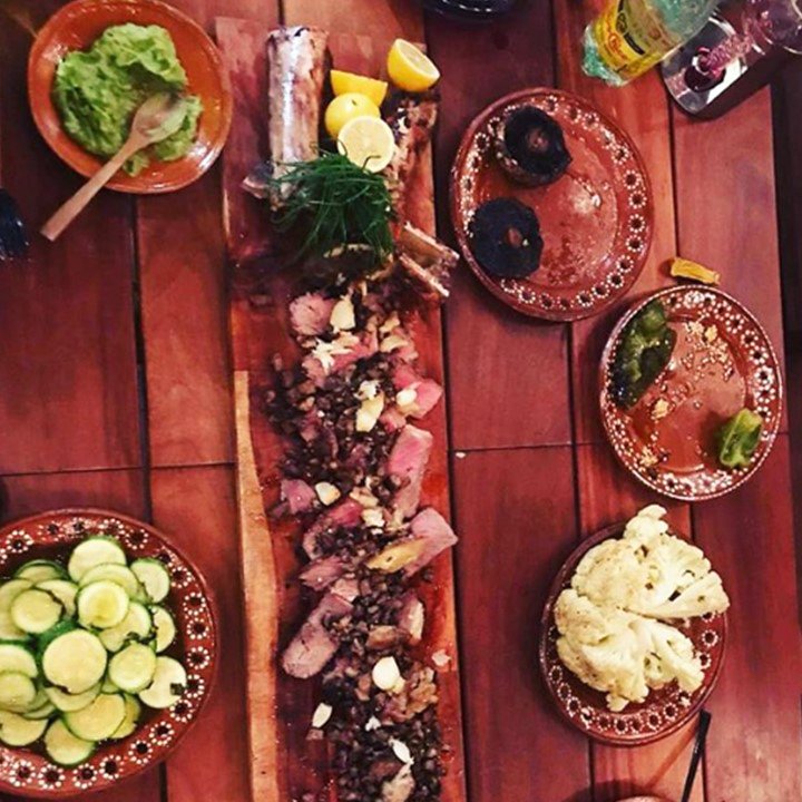 ChefAzari's tweet photo. ¡Chuletón, ajos y tuétanos! Acompaña guacamole, coliflor, calabazas y portobellos #gourmetexperience #guacamole #chefazari #foodie https://t.co/x0HTbu4IKx