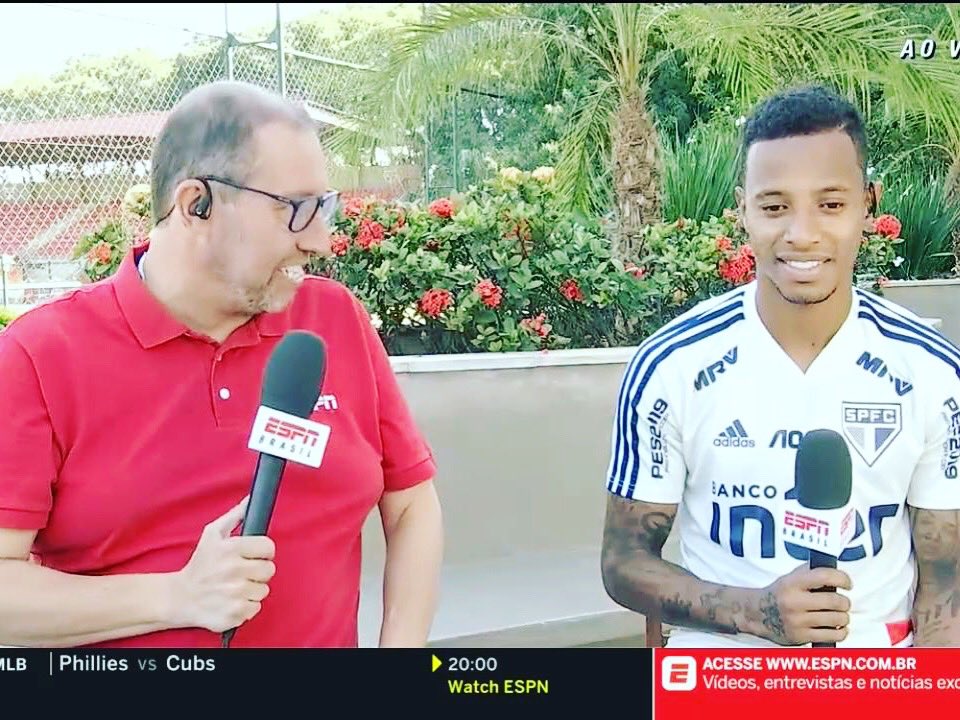 Exclusiva desta terça aqui no CT foi com Tchê Tchê. Ao vivo do #bateboladebate. Você confere os trechos mais importantes nas edições do #Sportscenter da #ESPN . #spfc @SaoPauloFC