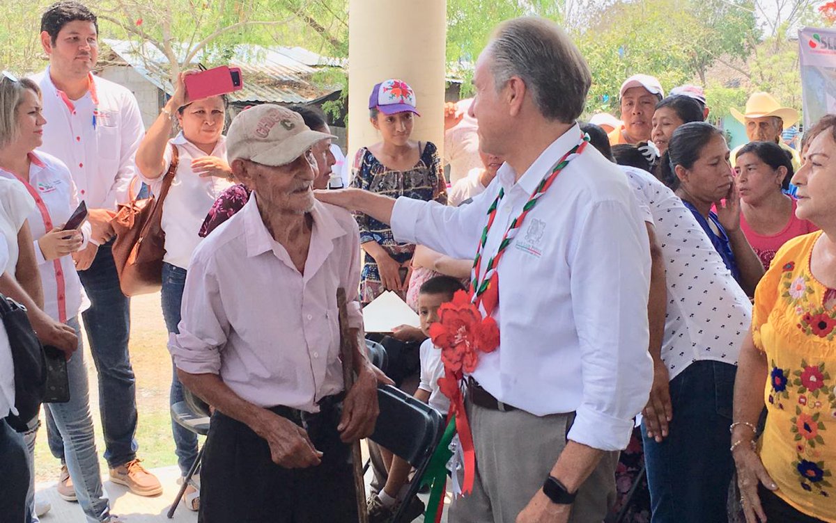 GobEdoSLP's tweet photo. #AlMomento El Gobernador @JMCarrerasGob inició gira de trabajo en la comunidad de Francisco Villa de San Vicente Tancuayalab, donde entregó 915 acciones de construcción de vivienda , 195 cuartos y 84 pisos firmes, con una inversión de 12 mdp para 3 mil 566 personas del municipio. https://t.co/q5aPVieI27