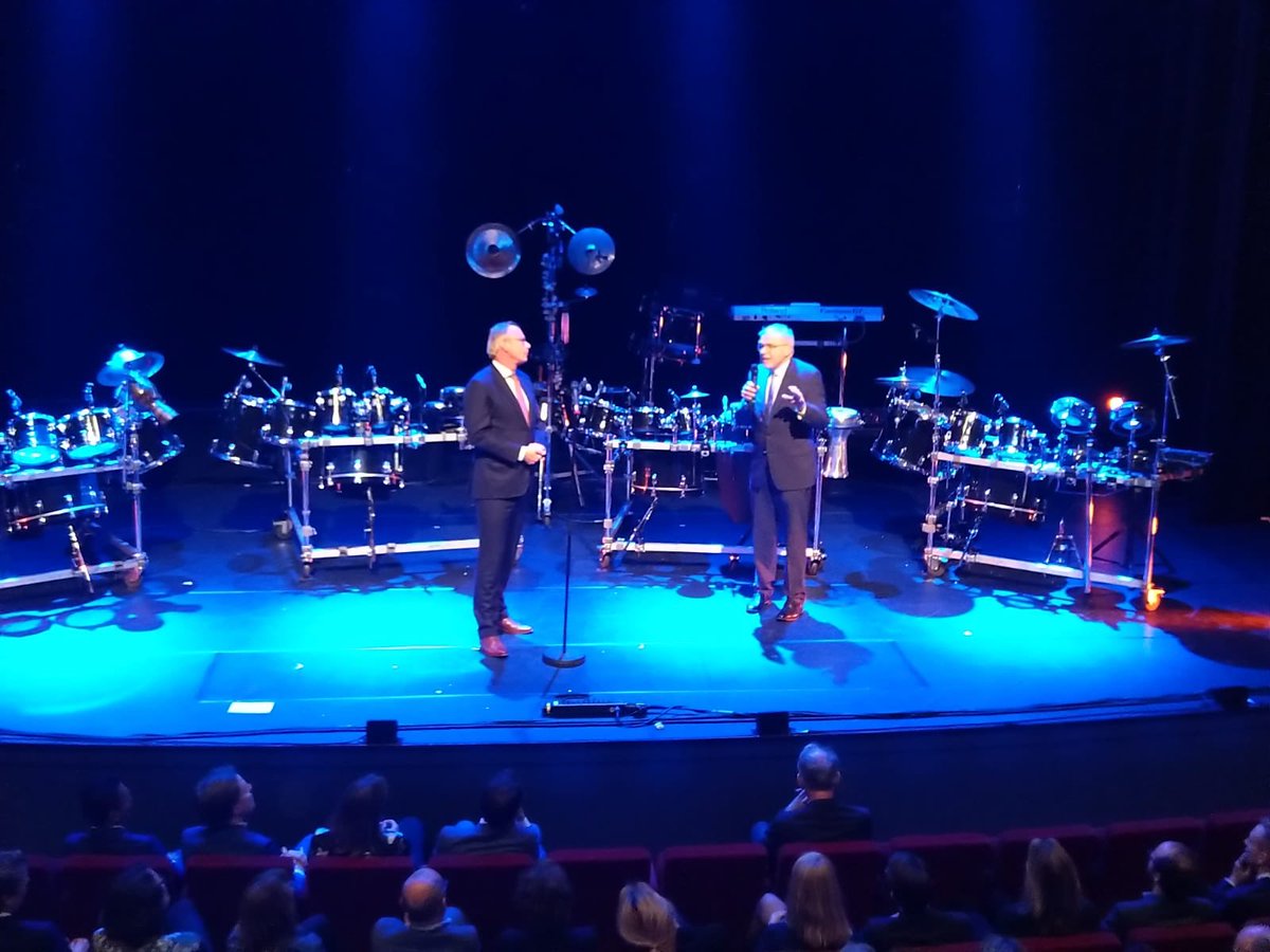 We bestaan 20 jaar! Felicitaties voor @FransvDrimmelen bij de jaarlijkse <a href="/DR2NL/">ユイト</a> theateravond!