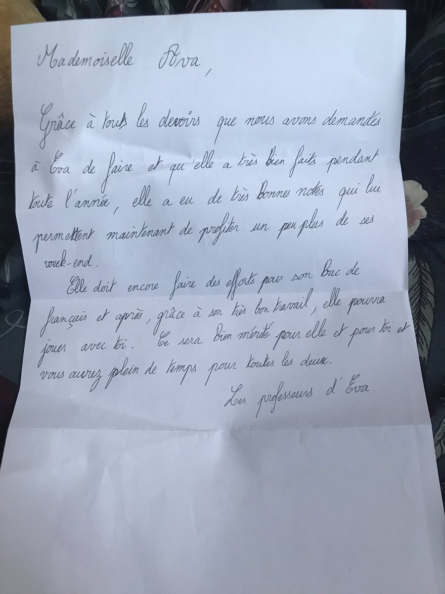 evavoirlabas's tweet photo. jsp ce qui est le plus mignon, la lettre de ma demi sœur pour mes profs ou la réponse de mon prof principal https://t.co/iV838N4Dhw