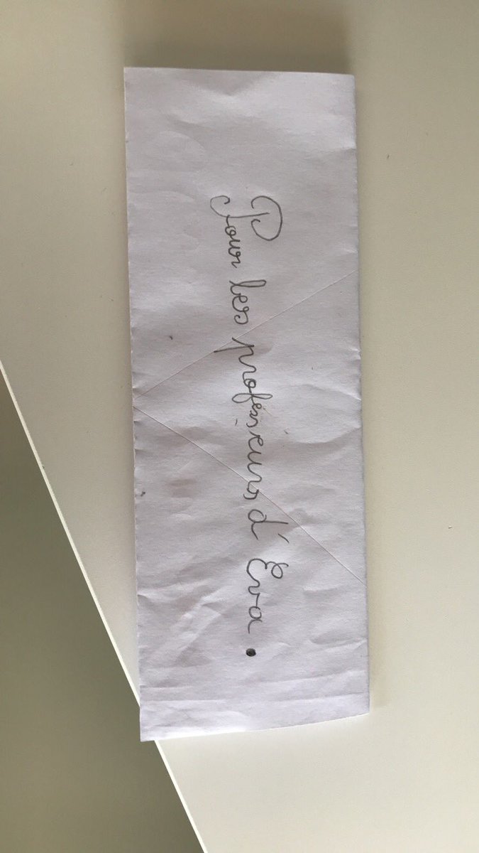 evavoirlabas's tweet photo. jsp ce qui est le plus mignon, la lettre de ma demi sœur pour mes profs ou la réponse de mon prof principal https://t.co/iV838N4Dhw