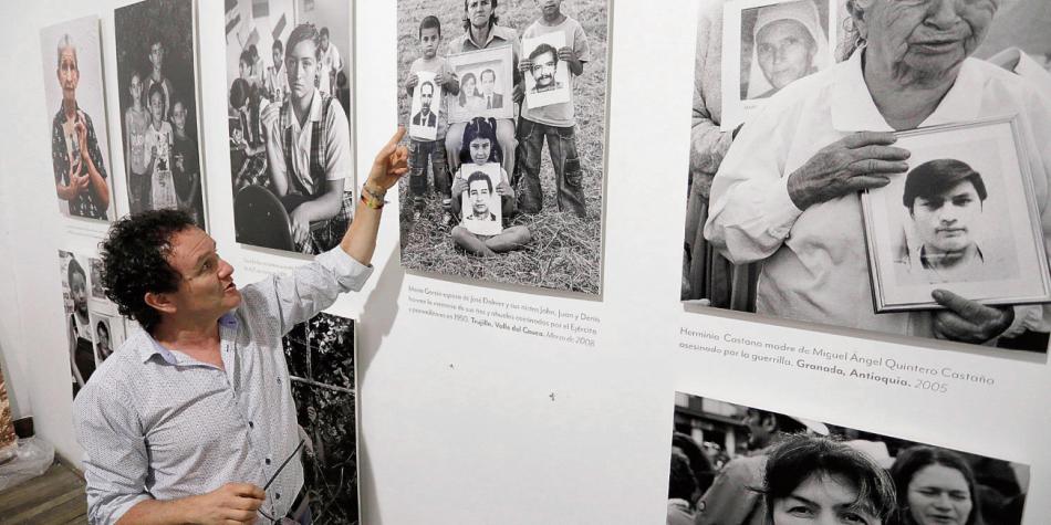 yawar9's tweet photo. "¿un acto de atontamiento? O ¿un acto irónico? La exposicion del fotoperiodista Jesus Abad Colorado al colocar esto al lado del congreso y la Casa de Nariño" @FabianSanabriaS @JuanCamsanche #Atontamiento https://t.co/9Wt6lYrTTw