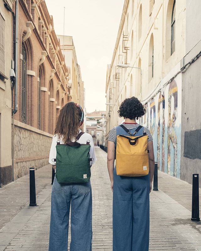 numon_bcn's tweet photo. Simplemente 💚 💛
....
En la foto Gina lleva la mochila-bolso verde MTB_005 y Júlia la mochila-bolso amarilla MTB_042
....
📸 by @ferranestivill https://t.co/MEFImsV9vM https://t.co/dOYGZBPoQY