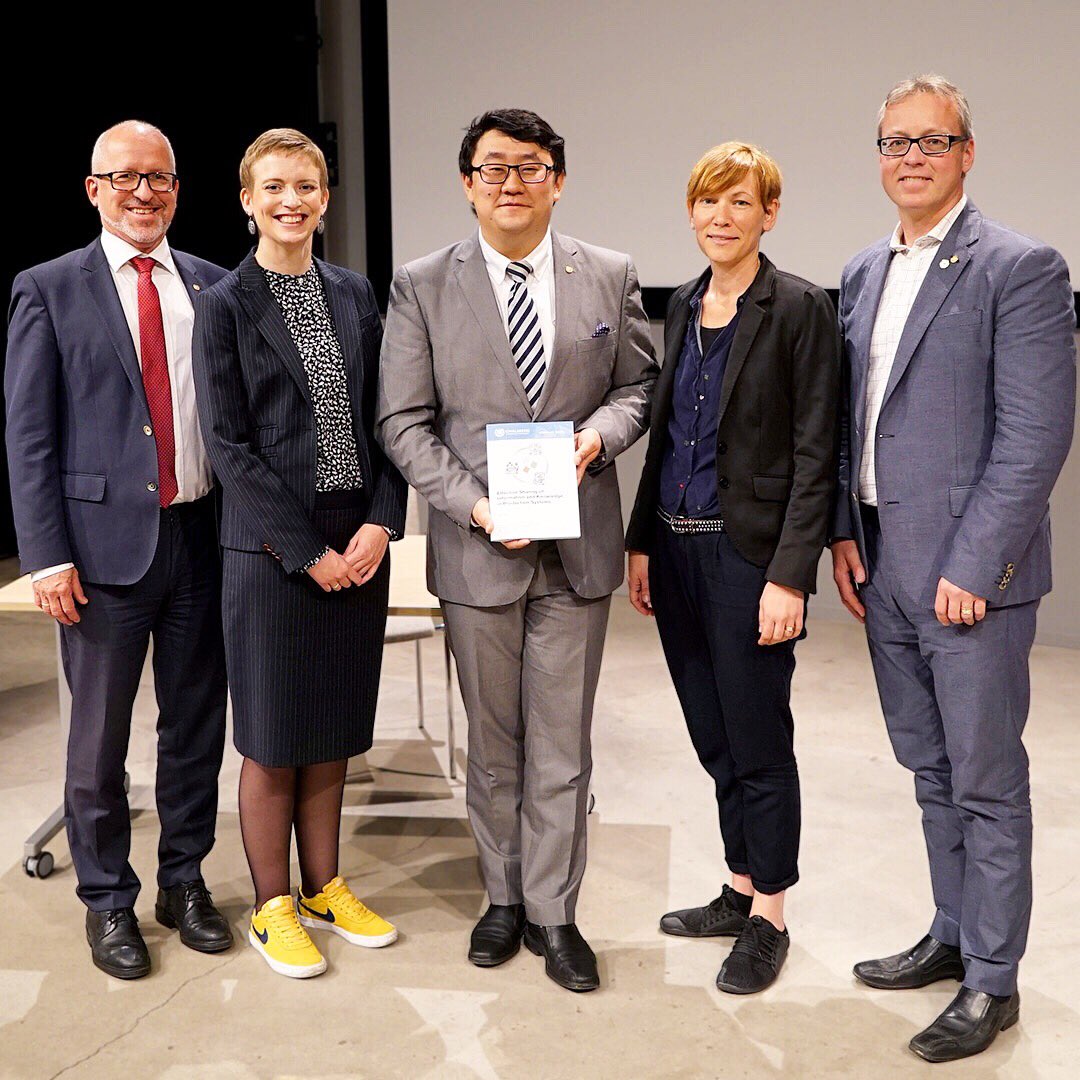 Production_AoA's tweet photo. Congrats @dandanlili and @chalmersuniv for more good research concerning #information &amp; #knowledge #sharing in #production. #lic #thesis 
▶️ Examiner @Stahre Discussion leader @NinaEMirzaei​, Dan Li, Supervisor @Dr_Berglund_ , Co-supervisor @paulin_dan 
https://t.co/qeK0Y3hi5J https://t.co/DFrO0NjDlq