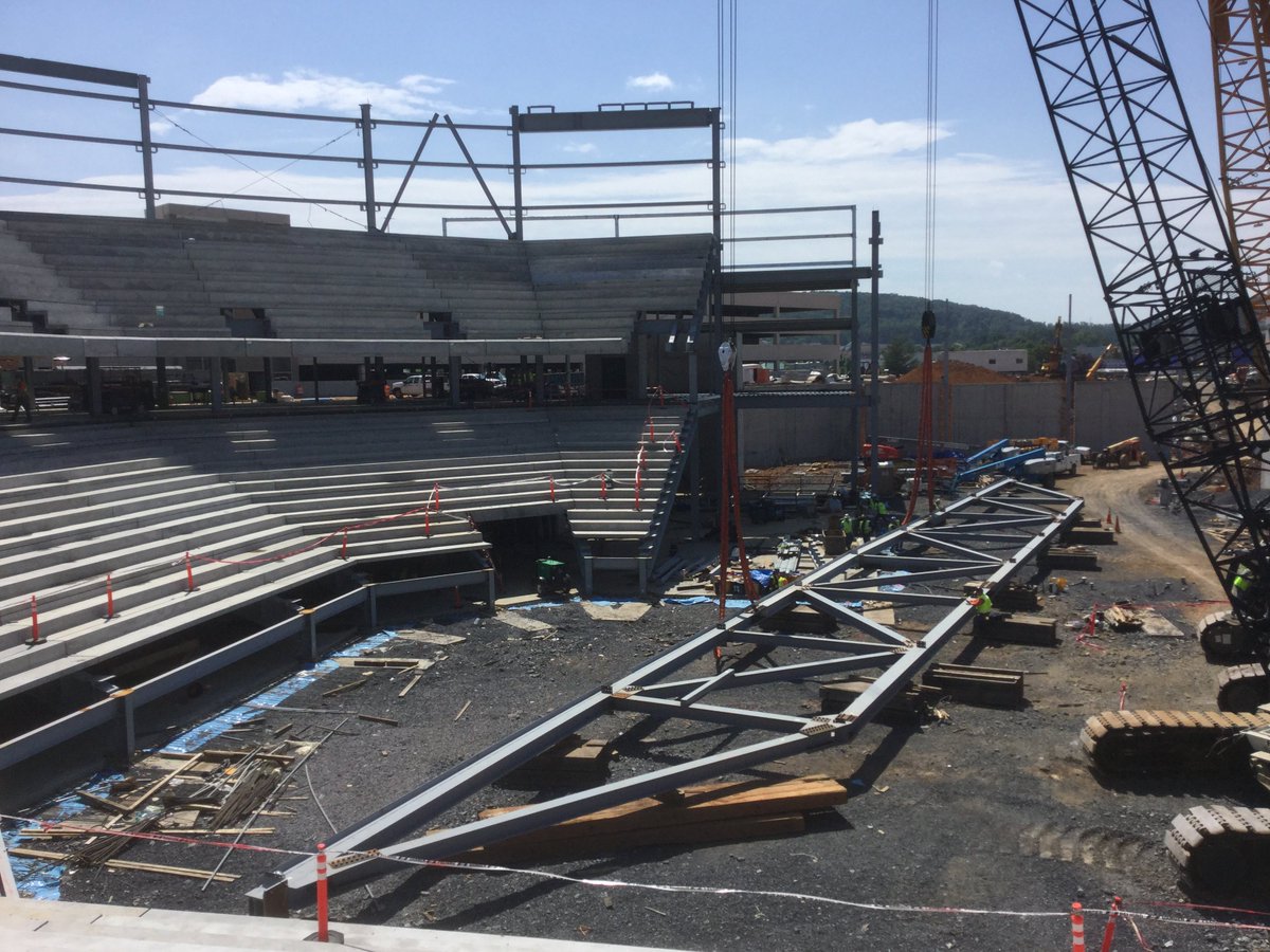 WalterPMooreEng's tweet photo. Milestone Alert!
Yesterday the first long-span truss was set for the #JMU Arena project in #Harrisonburg, VA.
Once complete, @JMU Arena will be 220,000 s.f. with a seating capacity of 8,400!
#MooreProjects #MooreStats https://t.co/RfsnQkiln7