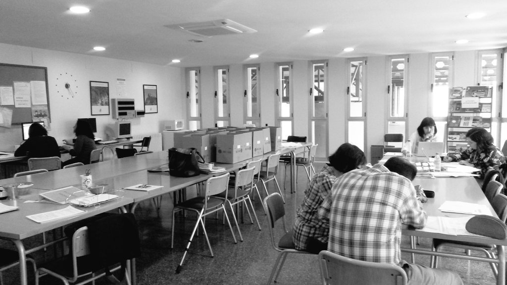 DepFilosofia's tweet photo. Sotil i Carmesina esperen l'alumnat de 1r @iesccalaquas El professorat treballa nerviòs davant el secret dels gegants https://t.co/B1gHOFsMKR