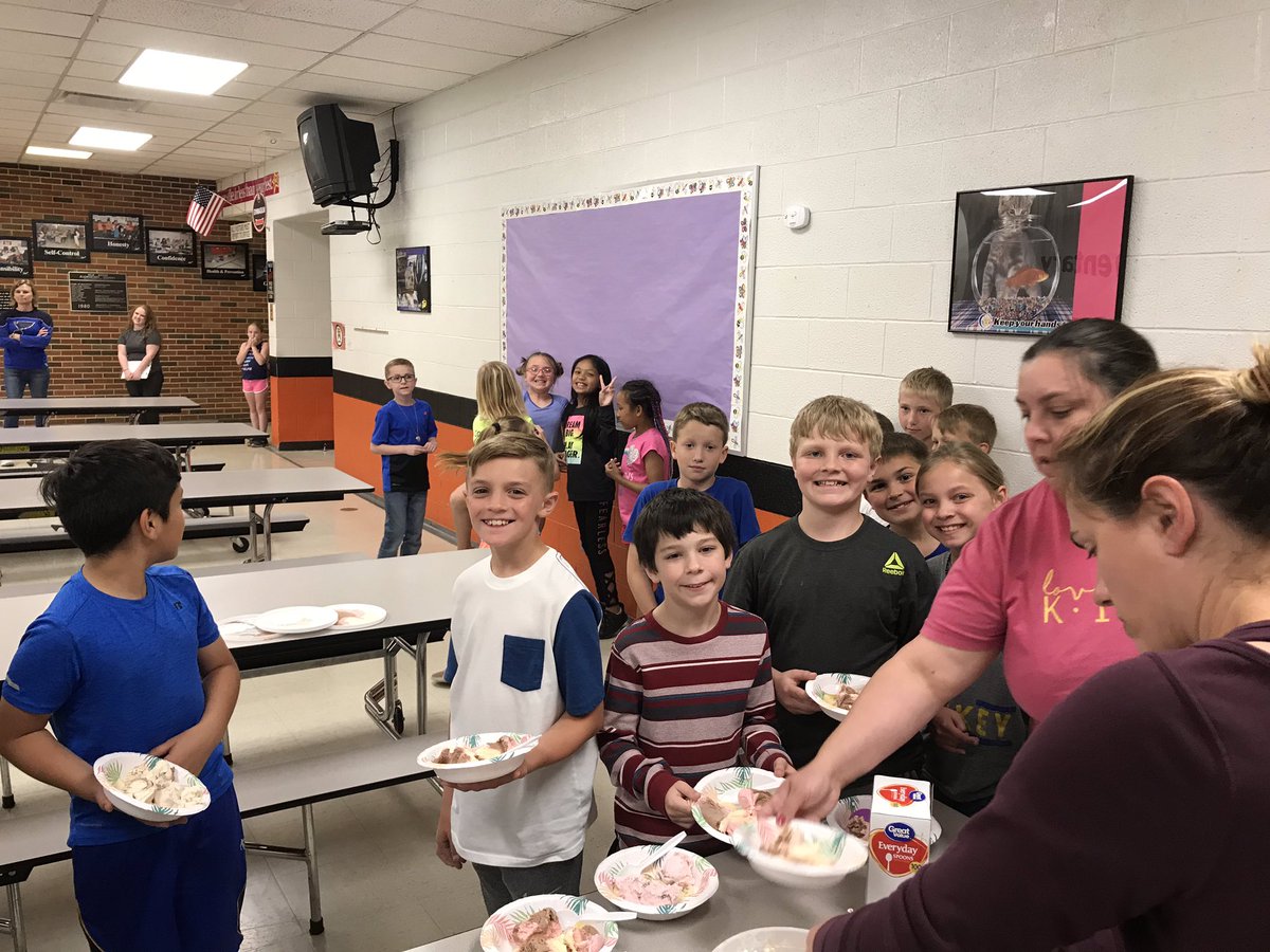 junge_andrea's tweet photo. We know our multiplication facts! Ready for 4th grade! #bananasplit #wesclinwarriors #bestparentsever https://t.co/dXzzoBbCQp