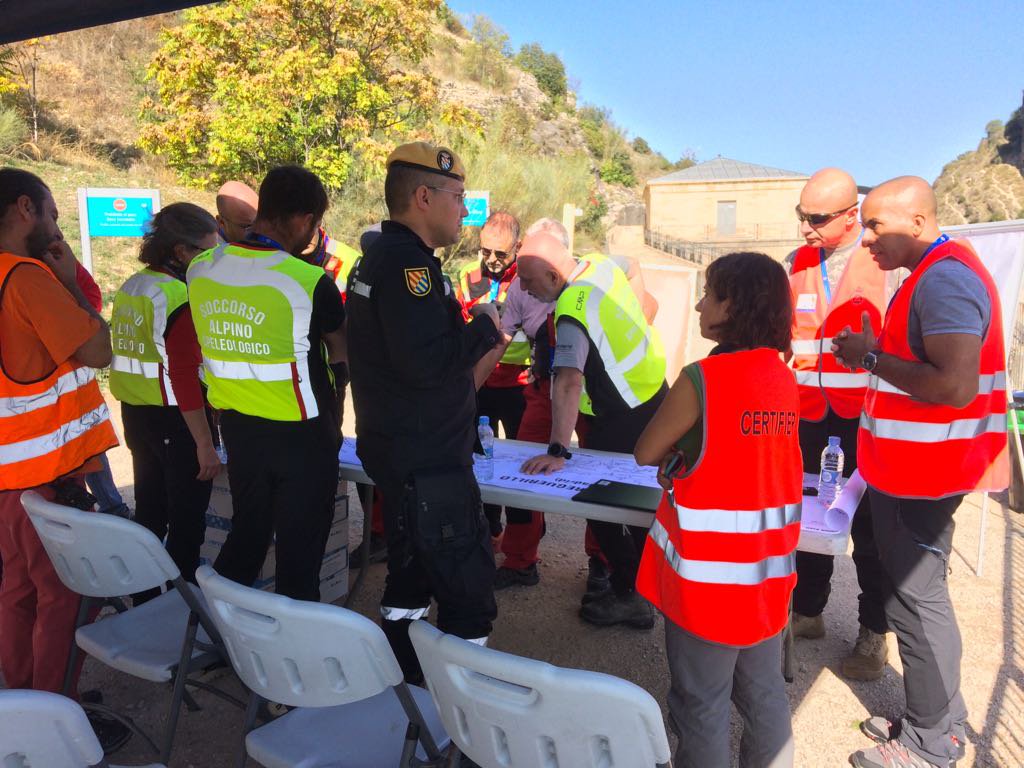UMEgob's tweet photo. As part of #RescEU,  spanish Emergency Military Unit 🇪🇦 contribute to this voluntary pool whith 7 capabilities , 4 of them already certified by Europea Civil Protection Mechanism 🇪🇺
✔️Urban Rescue #USAR
✔️Water Rescue #WSAR
✔️Cave Rescue #CAVESAR
✔️Forest Fires #GFFF https://t.co/fdKMdk11Um