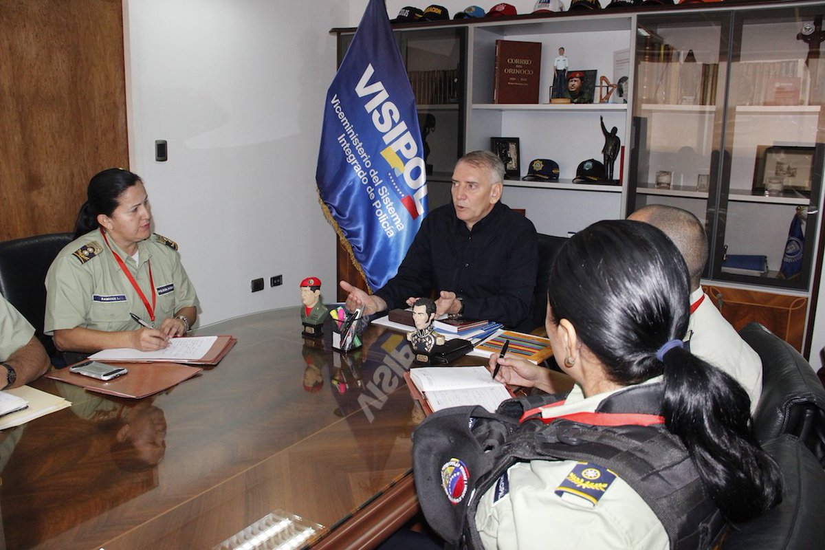 Visipol_MIJP's tweet image. #Hoy| En el encuentro se discuten temas sobre los procedimientos de ascensos,  acreditación única, y diferentes áreas del cuerpo de policia  @DGIAMPOVALV donde el titular de @Visipol_mijp orienta y responde a las dudas de la directiva del organismo de seguridad ciudadana #21May.