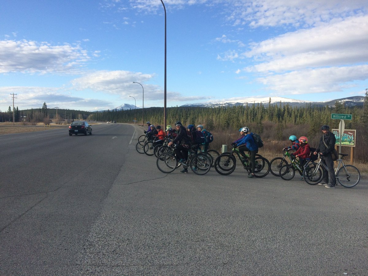 This group of #BiketoSchool kids cross the #AlaskaHwy every day while the @yukongov study over the next 2 years whether lights are needed. #safety should be a first priority @JohnStreicker @yukonrpmostyn @MsKateWhite @Ted_Adel #yukon