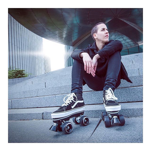 (FR) C’est partiiiii ! Je vais apprendre le roller quad pour vous impressionner dans les skateparks 😎🤘🏻 Nan, en vrai je suis... nulle. Voilà, la messe est dite.
(EN) Here we goooo! I’m learning how to roller skate to impress you in skateparks 😎🤘🏻 Nop… bit.ly/2waradV