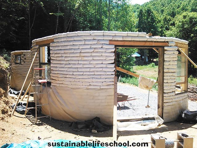 SusLifeSchool's tweet photo. A pic of our #earthship-inspired #earthbaghouse before we bermed the back. The large opening nearest the camera isn't a door but the frame for a walk-in closet.

Follow us @sustainablelifeschool for more on:

#earthbag #earthbuilding #naturalbuilding #earthbagconstruction #e… https://t.co/8qPrVLWgLs