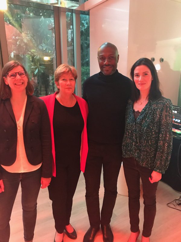 MCRouard17's tweet photo. Séminaire des communicants @GroupeBPCE #TourTF1. Visite locaux et plateau #20H. Et la chance d’échanger avec @harryroselmack. @CaissEpargneGEE #SoleneMichel @audrey_mouisset https://t.co/yK1SHHMovZ