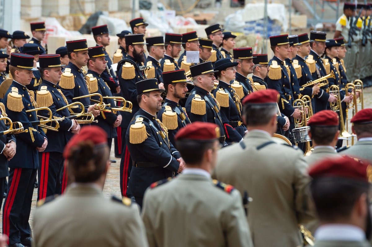 CEMAT_FR's tweet image. Fierté de remettre le fanion de commandement aux #COMMAT, regroupant les musiques de l'@armeedeterre et l'étendard du #1RAMa au #CFIM de la #9BIMa. Symboles du legs de la longue histoire de notre nation.

#EspritGuerrier