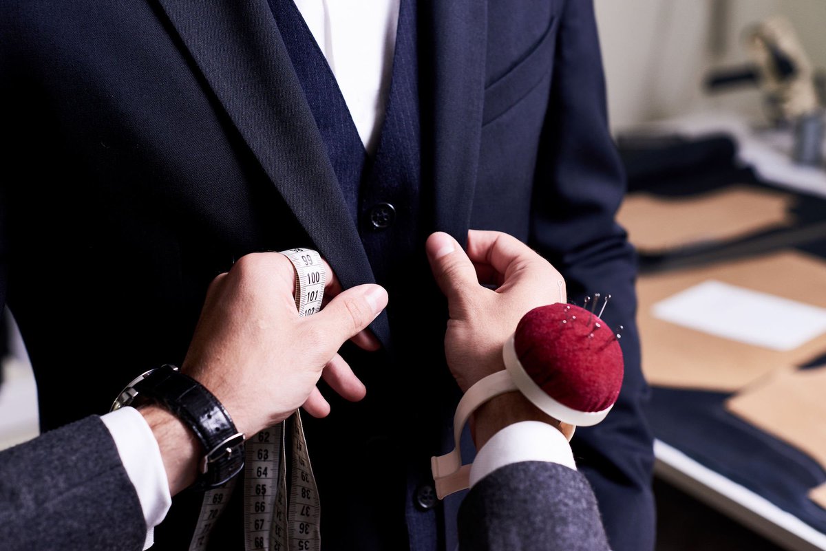 Mohans_Tailors's tweet photo. The Mohan's Custom Tailors - NYC #ultimatebespoke experience is all about #sewing and attention to #detail. #BackAwayFromTheRack on #TransformationTuesday with 100% #hand-stitched #handcrafted #businesscasual combos, #suits, #formalwear and more. Visit https://t.co/0fPC1y6h16 https://t.co/cuuWwbONvo