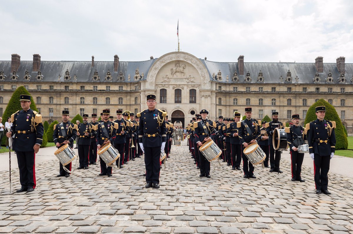 CEMAT_FR's tweet image. Les musiques de l'@armeedeterre sont héritières d'un patrimoine exceptionnel transmis par des musiciens dévoués. Patrimoine qui se perpétue aussi pour les jeunes engagés autour de l'emblème du #1RAMa. Ils s'inspireront d'un idéal commun les inscrivant dans une lignée glorieuse.