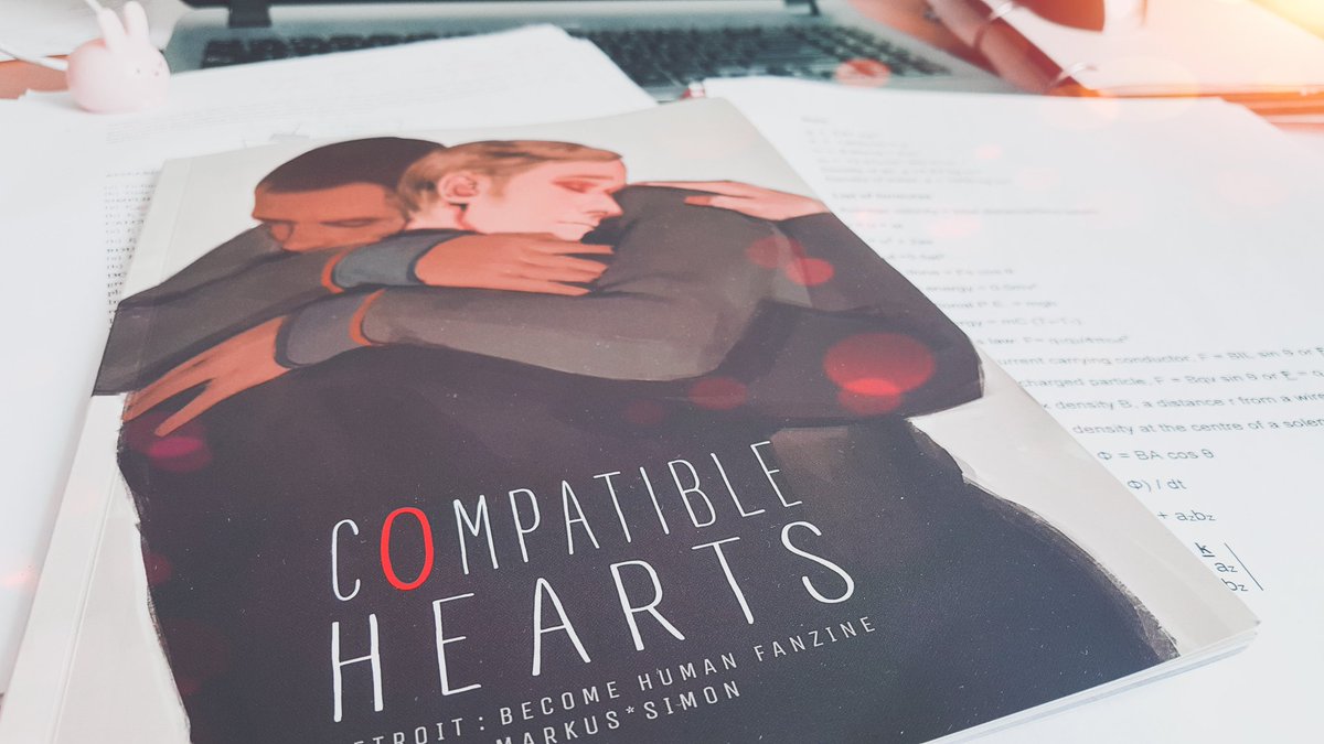 sweetbutsalty__'s tweet photo. IT FINALLY ARRIVED! Thank you very much, @karanoidandroid ❤ Me and @Miauta_Mi just can't stop rereading it again and again! Absolutely perfect for rests while preparing for exams ;w;
#dbh #detroitbecomehuman #simonxmarkus https://t.co/71G32QiMSi