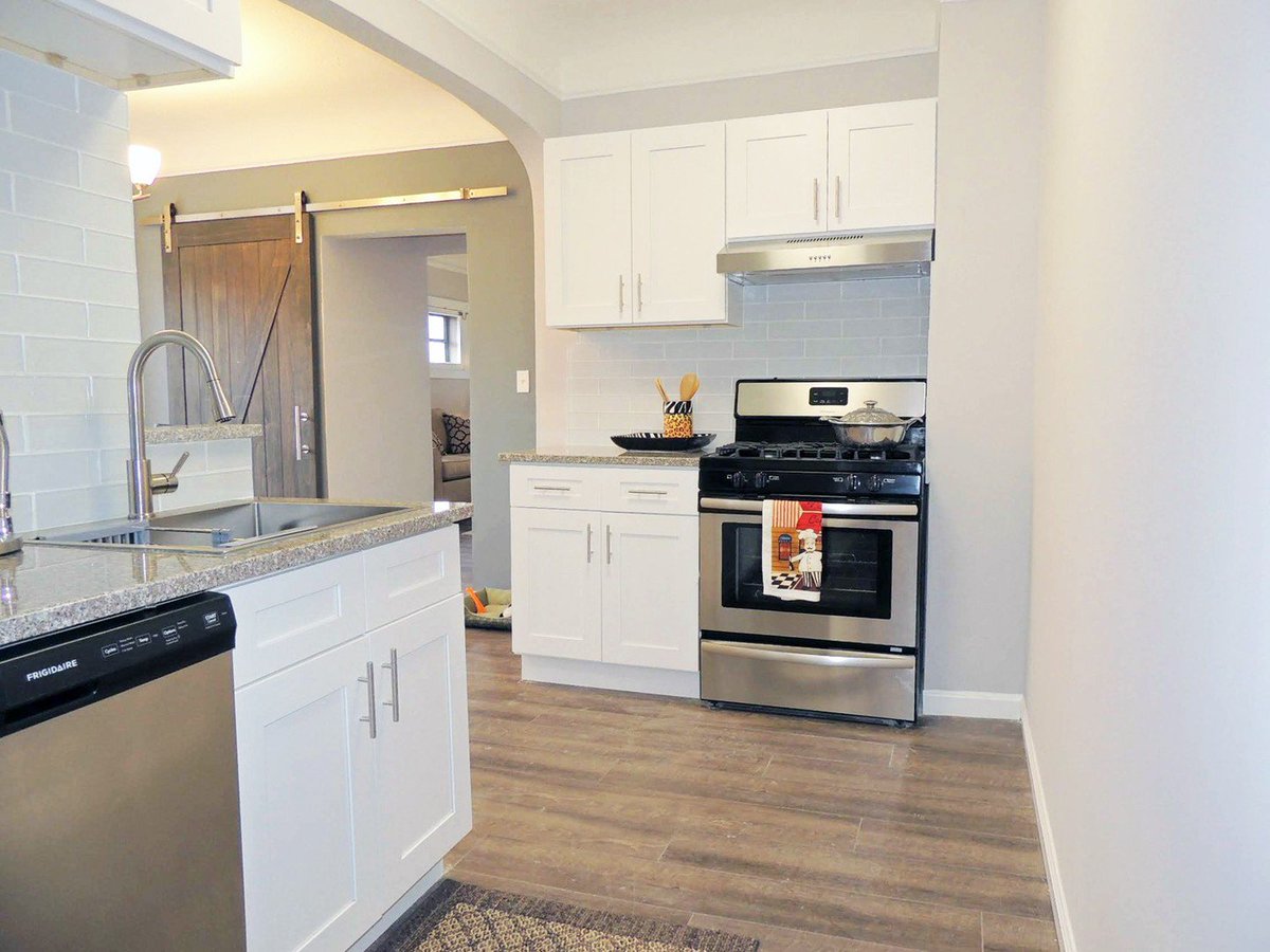 SmartlandInvest's tweet photo. Luxuriously Renovated & Fantastically Located 1 Bed - 1 Bath Apt #forRent! $895/mo
2027 Lee Rd, Cleveland Hts, Oh
https://t.co/Z0WEUBIMdB
#rental #renters #Cleveland #ClevelandHeights #apartmentforrent #unitforrent #apartmenthunting #tenants #petswelcome #petfriendly #luxury https://t.co/spdeOR5kpA