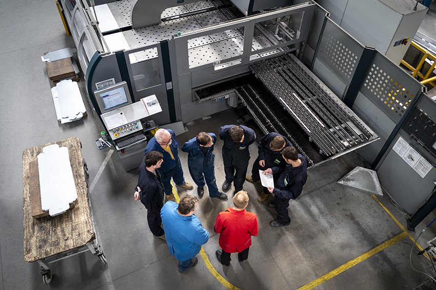Bott_Ltd's tweet photo. Setting aside time for a regular #ToolBoxTalk has helped us to maintain our high standards, improve safety &amp; efficiency and promotes better engagement within our teams. 🏭

#UKmfg #UKManufacturing #TeamWork #HealthandSafety #ManufacturingHour @ManUKHour 

https://t.co/w9KG6mKlg2 https://t.co/OOvxhPHu3L