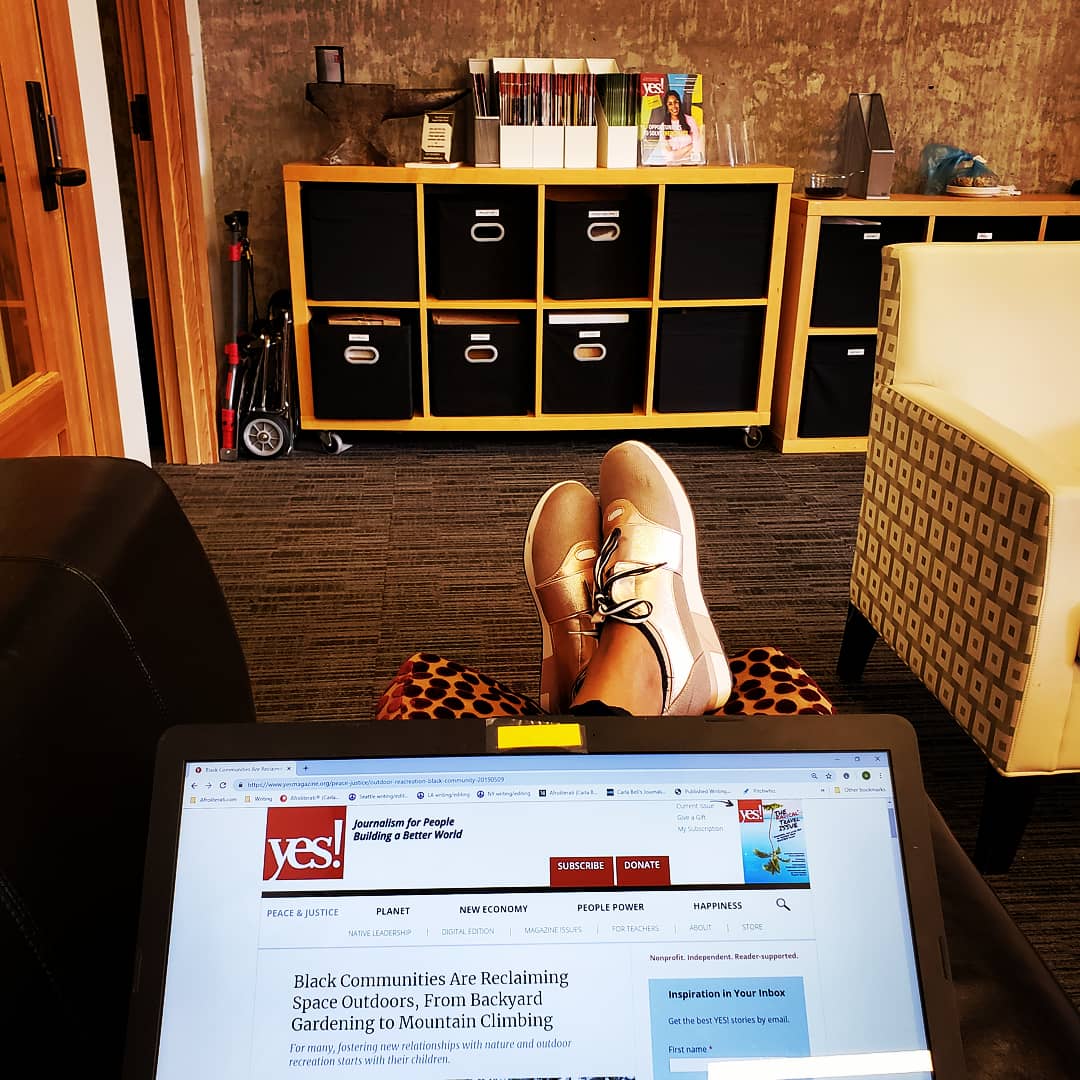_afroliterati_'s tweet photo. A day at the office doesn't have to suck.#yesmedia #amwriting 
#yesmagazine #writerslifeforme #blackwomanwriter 
#socialjusticenetwork https://t.co/O7GJjGUGD6