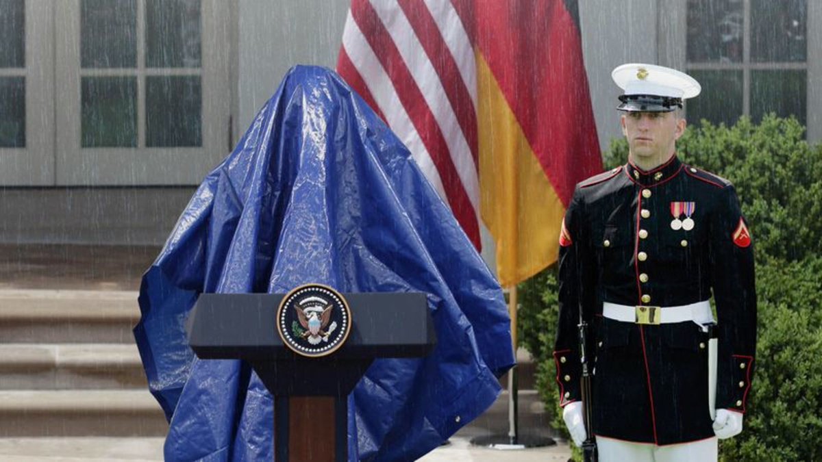 Unsung Hero: Meet The U.S. Marine In Charge Of Covering The President With A Tarp When It Rains trib.al/NS23PqI