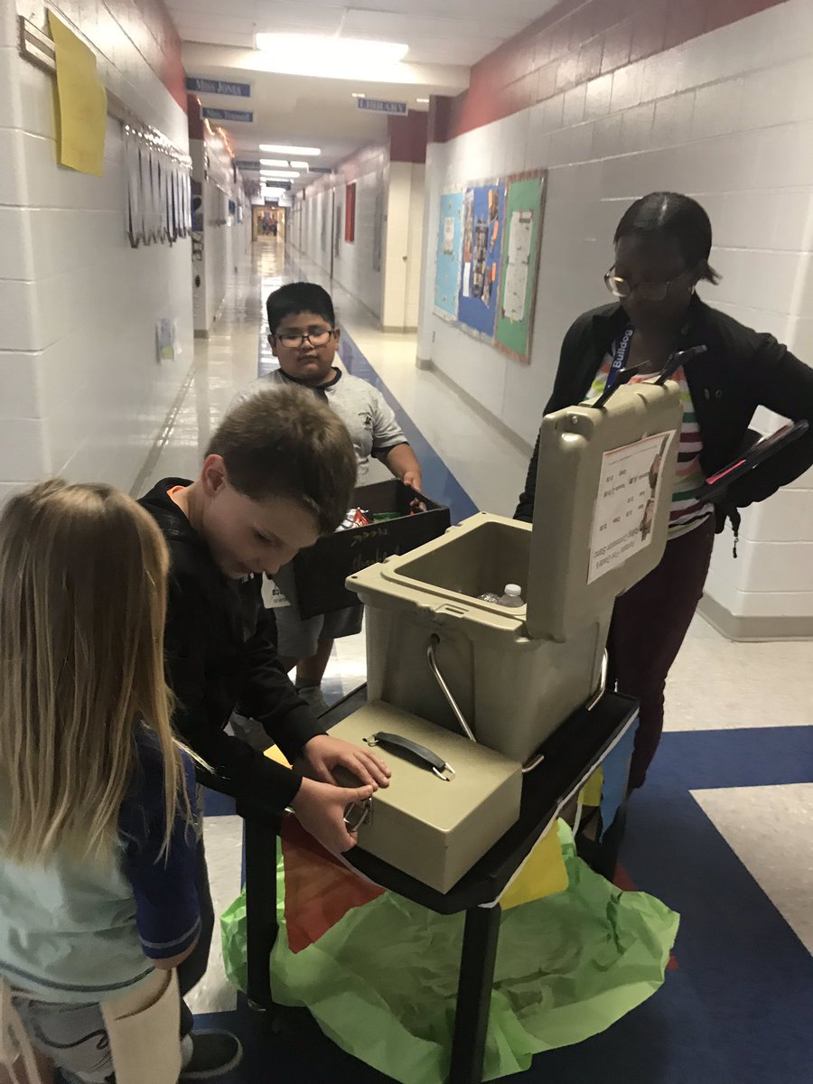 casher_1stgrade's tweet photo. 1st Grade Rolling Concession Stand was a big hit with both the students and teachers! #firstgraderocks #addingandsubtracting
#bekindworkharddreambig @AesBulldogs https://t.co/EjqXiSR984