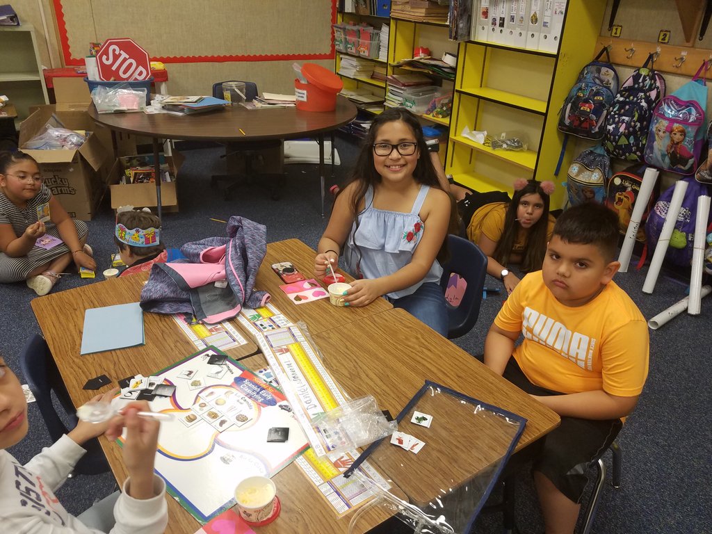 LaredoMagui's tweet photo. Buddy reading celebration for the EOY. Gracias 4th grado DL, aprendimos mucho de ustedes. @VoigtAIA_RRISD @vikingsgotheart @rrisd_dl https://t.co/6QnfQEUsYv
