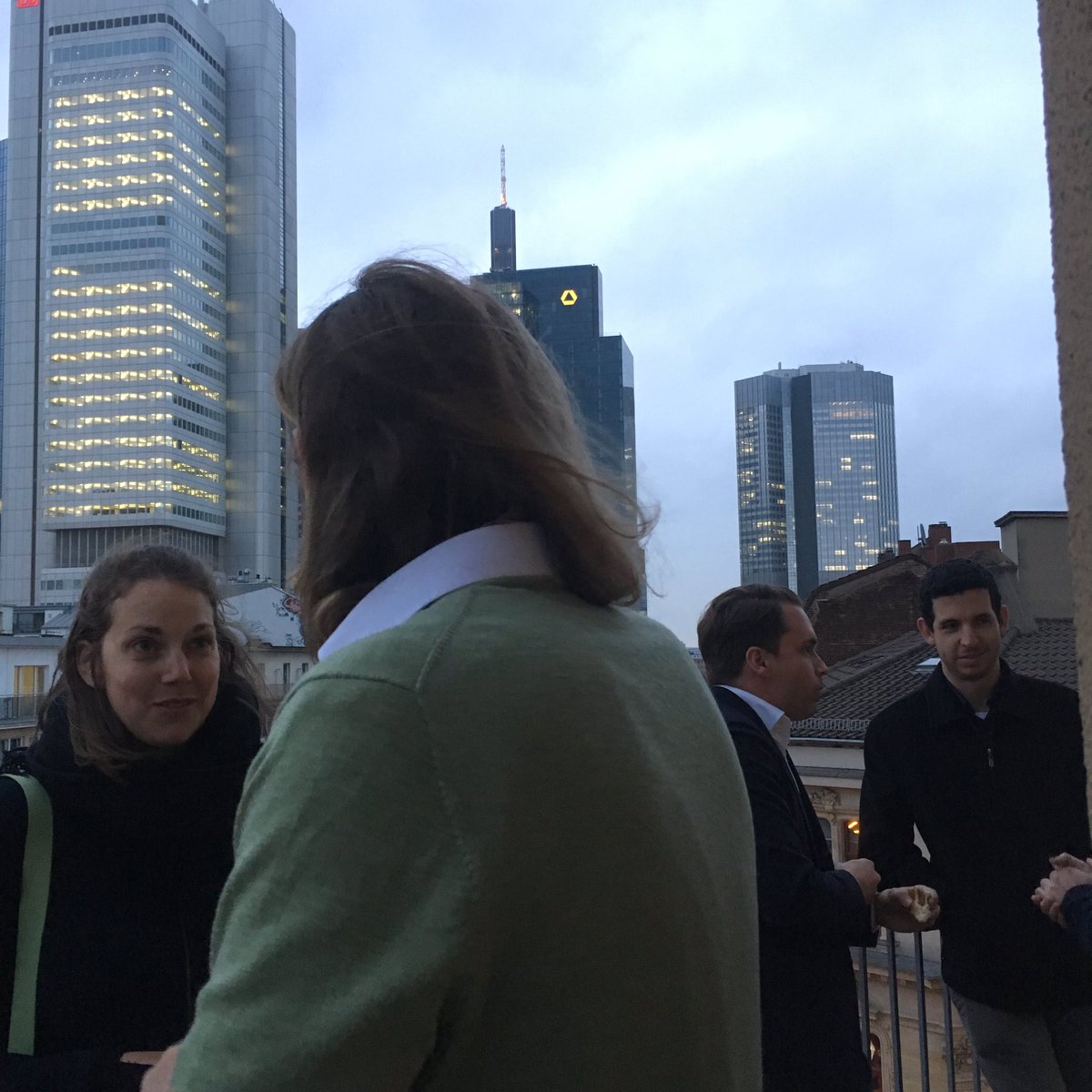 Konii_de's tweet photo. Immer was los in #Frankfurt: #proptechmeetup bei @ROOMHERO_DE mit @hubitation @PropTechBooster @cunioDE und @sleevesupspaces. Der Abend zum Thema #coworking klingt beim Bier und Grillgut aus. #proptech https://t.co/kCvaczbihr