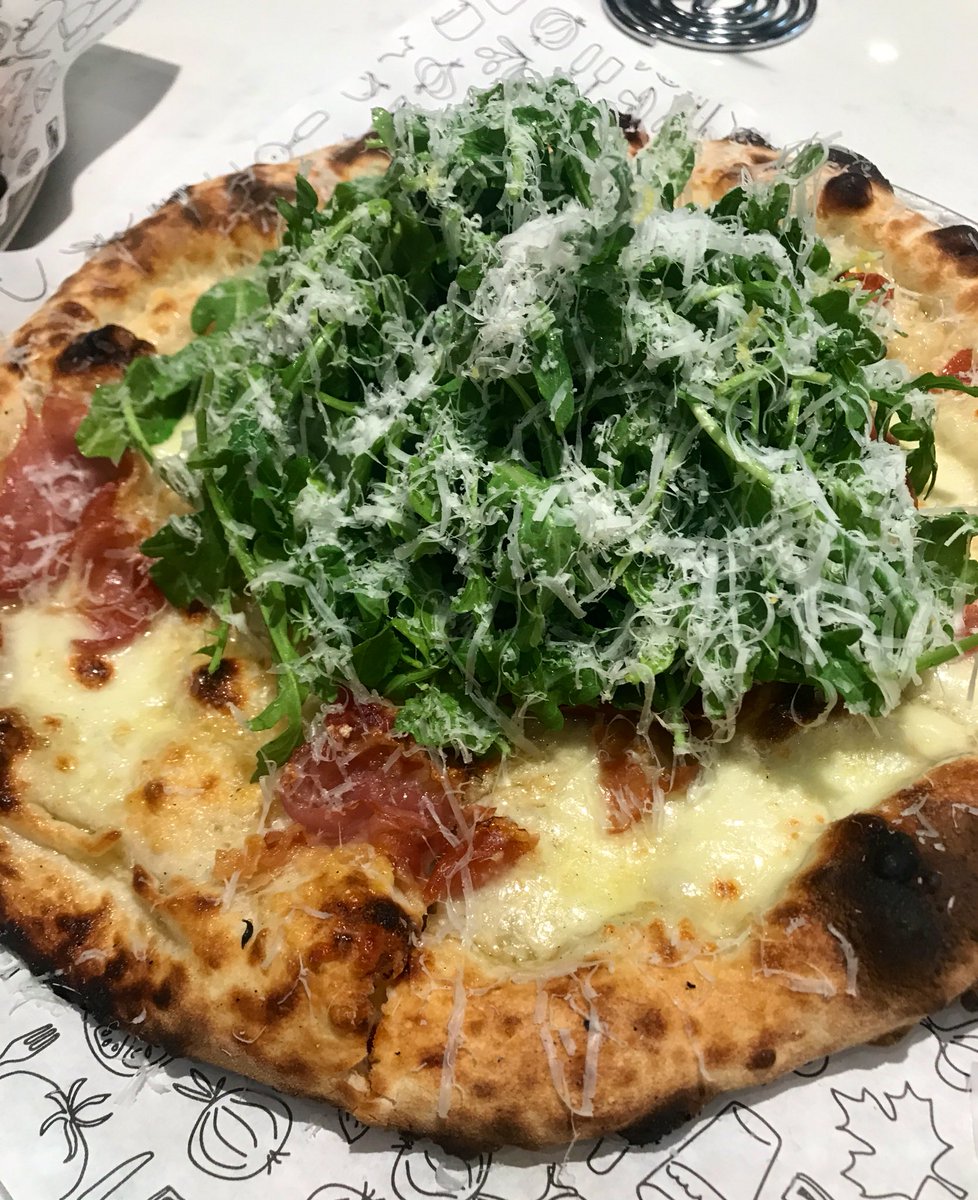 Don’t forget to get your greens! Our Prosciutto Arugula pizza is topped with fresh, locally sourced arugula 😍 #RadPizza #HamOnt