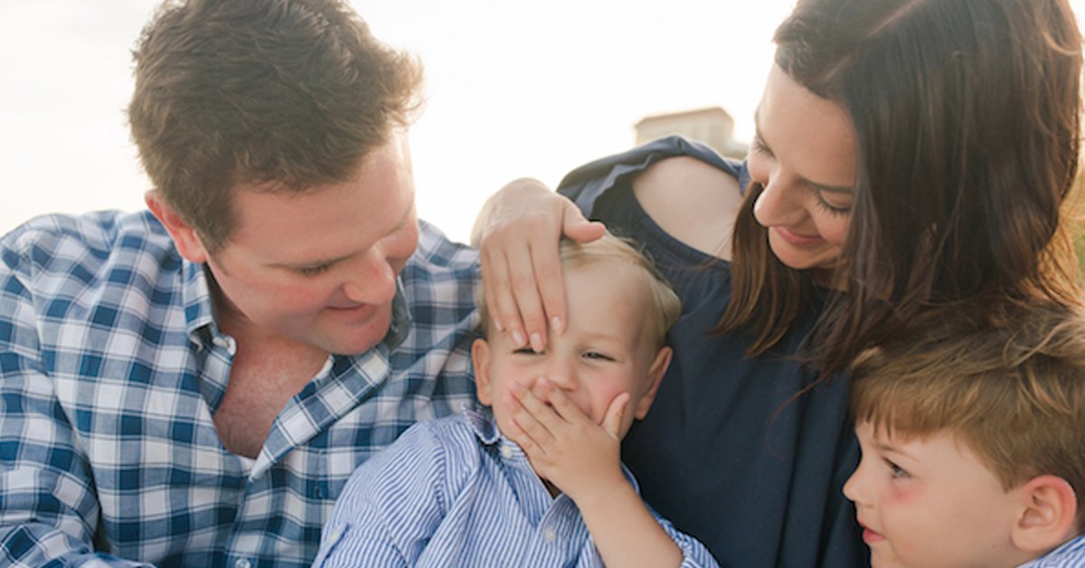 HOUSEofHARPER's tweet photo. Memorial Day weekend is here which means the season of summer travel is underway! Head to the blog for my go-to tips for flying with kids: https://t.co/QSzIX3B2hH #MemorialDayWeekend #family #travel https://t.co/F0bBnoYiGR