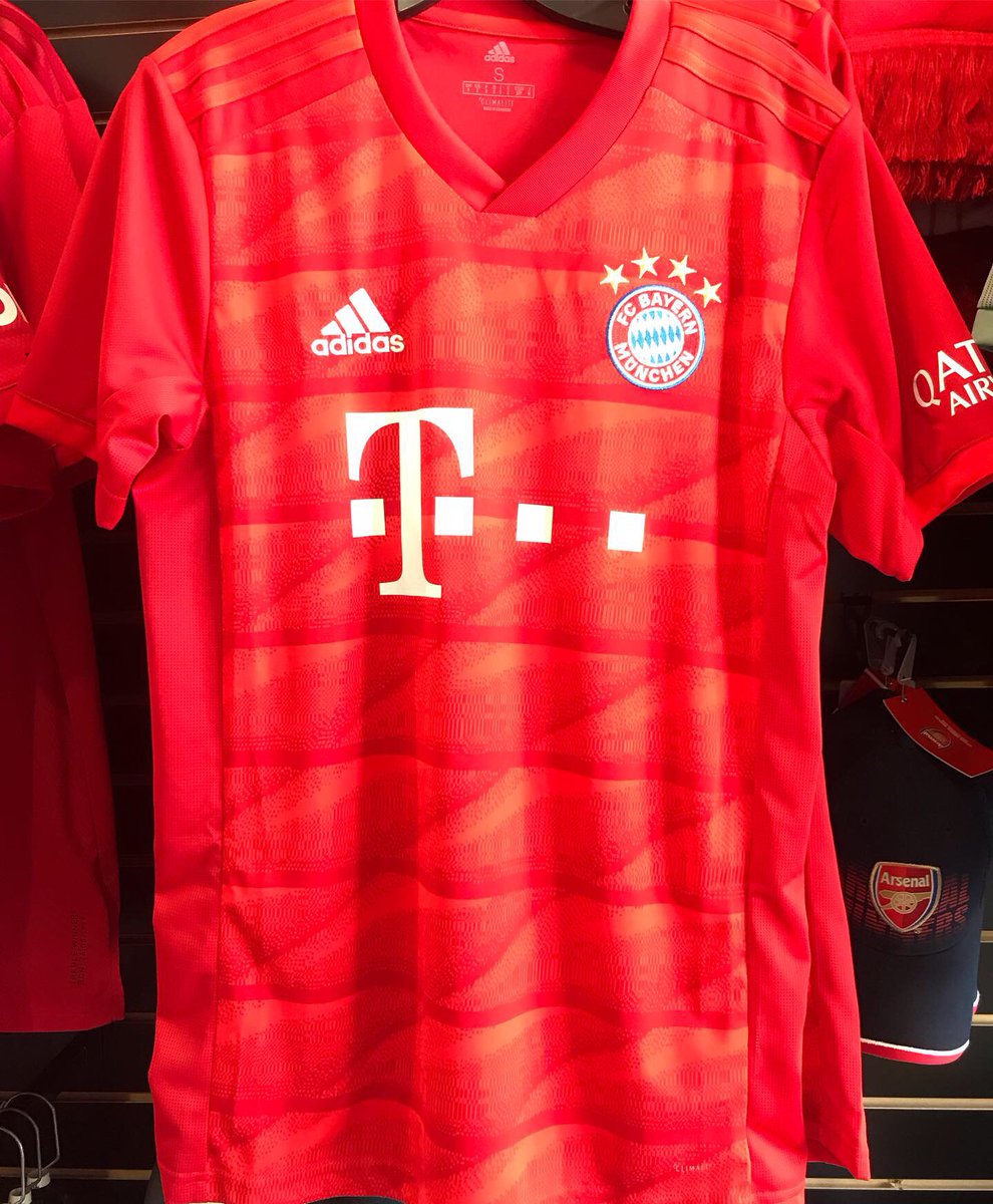 SoccerPostA's tweet photo. NEW!! Juventus, Chelsea, Manchester United, Bayern Munich, and more coming of the new 19/20 club replicas!! #Juventus #Juve #Chelsea #CFC #ManchesterUnited #ManUtd #ManUnited #Bayern #FCB #soccer #new #need https://t.co/fMvYQAgXsp
