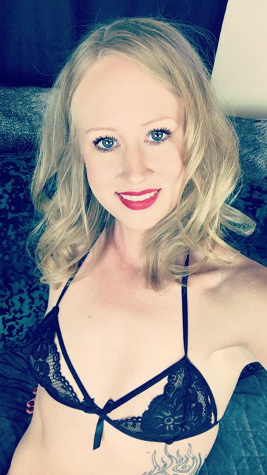 See ya in a bit 💻🎞💋💃🎶 https://t.co/529xUHGbaa
