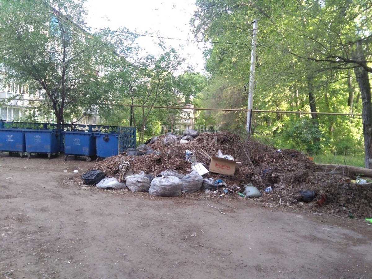 Ежедневно поступает  большое количество жалоб на скопления мусора, оставшиеся после массовых субботников мусорные мешки и мусорные баки, мусор из которых не вывозится в должном порядке.
Наших жителей очень беспокоит вопрос экологии. #ульяновск #ульяновскаяобласть