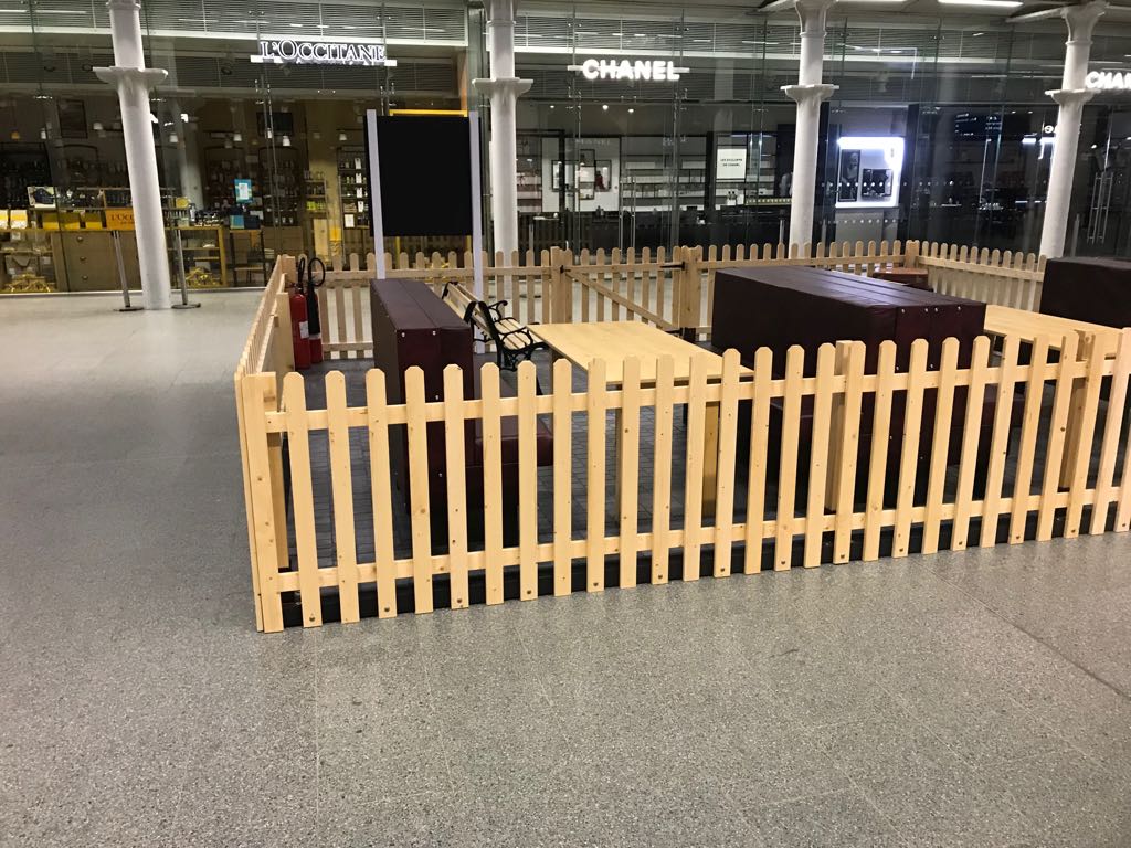 creatoruk's tweet photo. Last Summer .....
Pics of #Summer #Picnic Area we produced for creative marketing agency @brandanddeliver at @StPancrasInt.
Waiting for a @Eurostar @EurostarUK was never more relaxing!
#StP150 #london #londres #visitlondon #trains #travel #eurostar
#Londonislovinit #LoveLondon https://t.co/IzkjJHOXPW