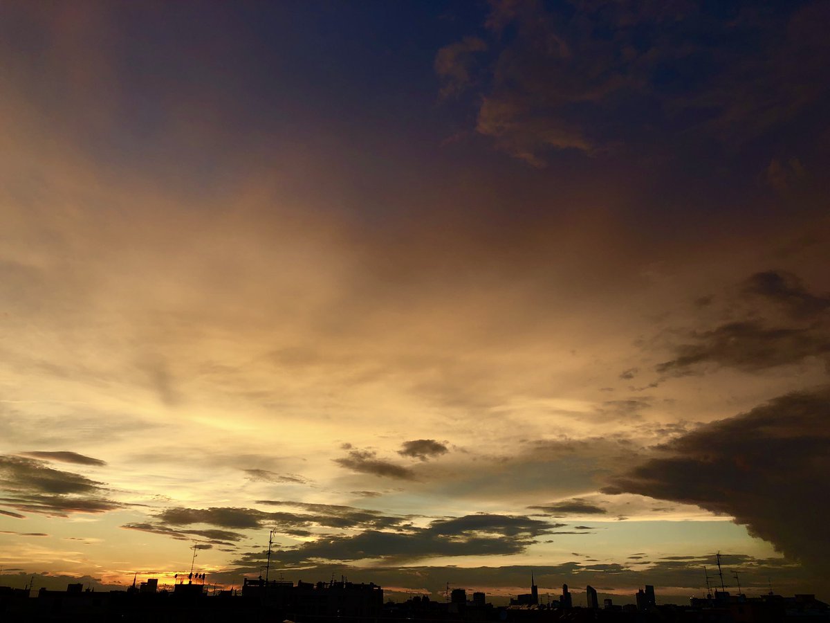 CielidiMilano's tweet photo. The sky of Milan city as you've never seen before. #CielidiMilano https://t.co/3IBWCF8qzP