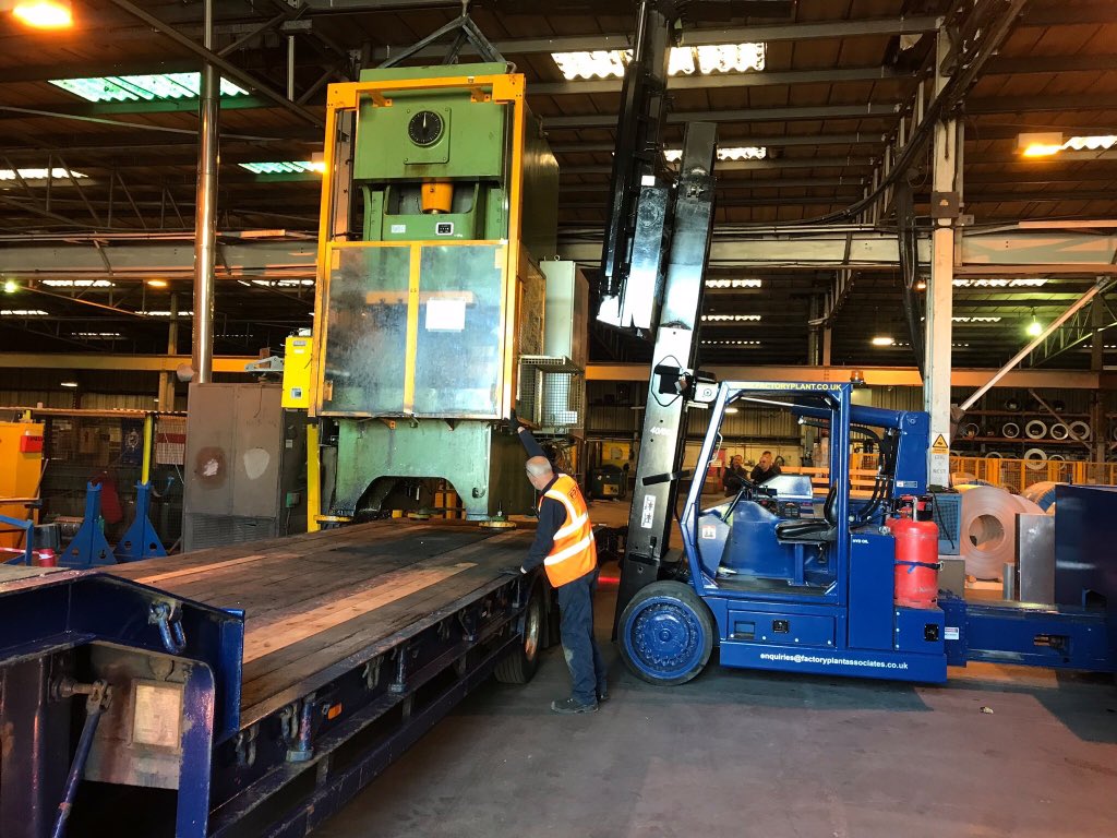 MachineMoverfpa's tweet photo. Where is the driver!!! 🤨
don't panic, he's taking the photo's 😛🤭 the Versa-Lift 40/60 is fully remote control!
lifting a 23 ton Aida Press onto our transport and delivered from  Worcester to Hinckley.
#Factoryplantassociates #versalift #easywork #heavymachinemoves https://t.co/puRPq4c9tK