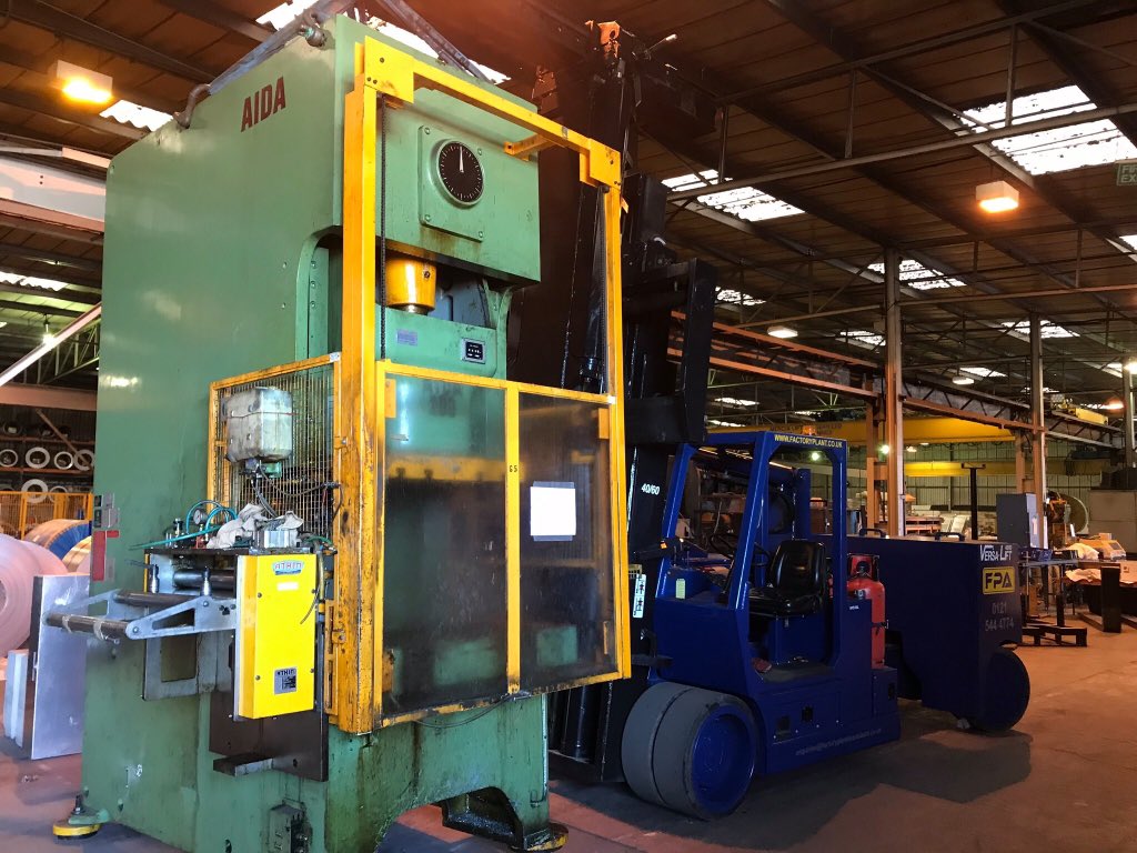 MachineMoverfpa's tweet photo. Where is the driver!!! 🤨
don't panic, he's taking the photo's 😛🤭 the Versa-Lift 40/60 is fully remote control!
lifting a 23 ton Aida Press onto our transport and delivered from  Worcester to Hinckley.
#Factoryplantassociates #versalift #easywork #heavymachinemoves https://t.co/puRPq4c9tK
