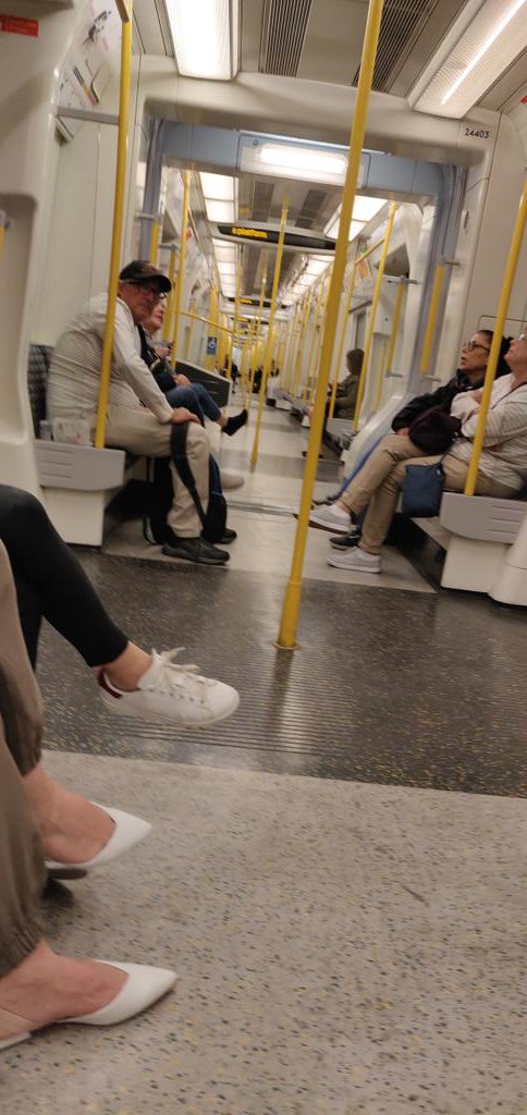 lee_stott's tweet image. Central line tube always amazes me how long this tube train is with now doors on route to meet EMEA and  #researchsoftwareengineers l  @gerardjgorman @ixek
