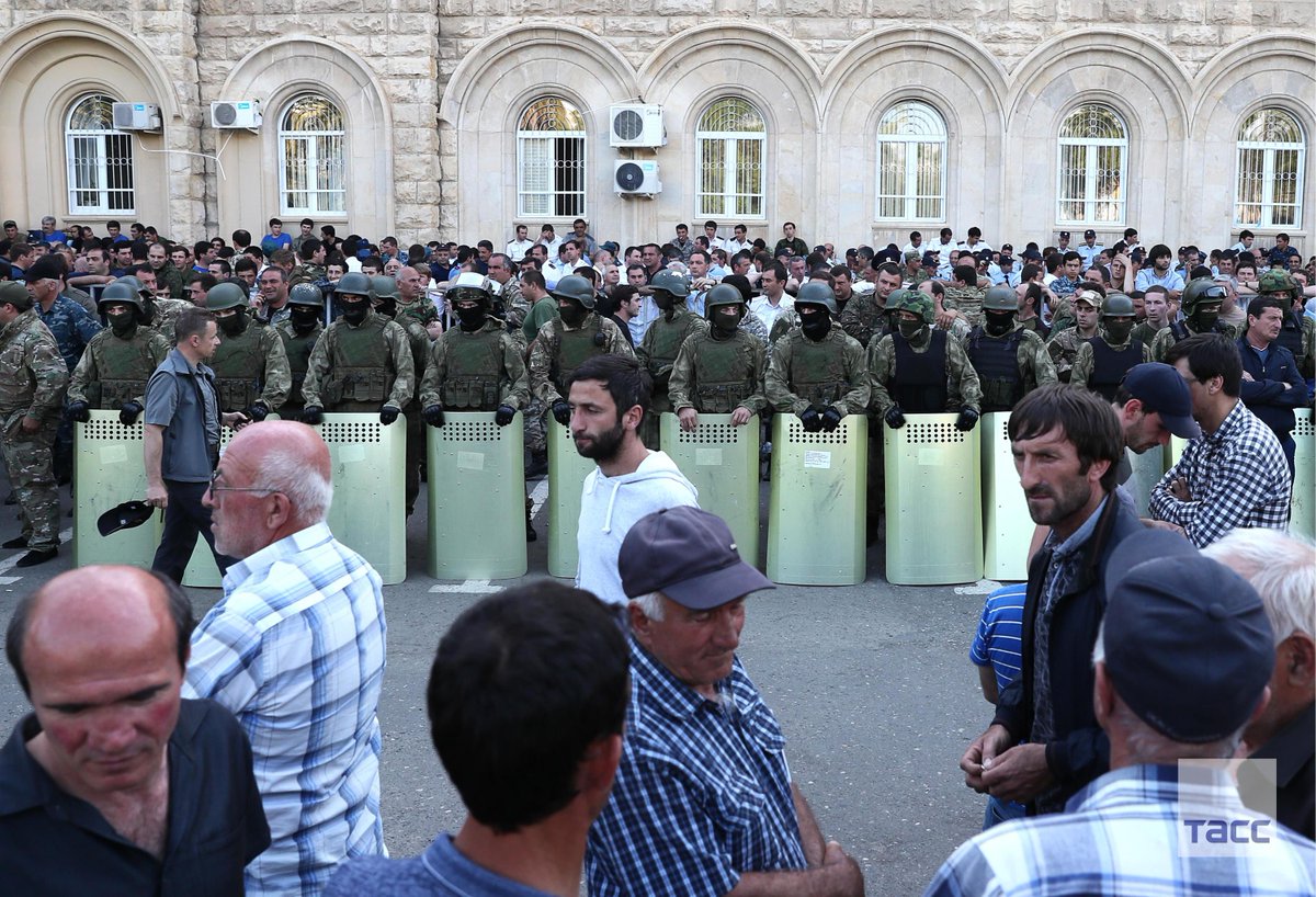 Протестующие захватили здание администрации президента абхазии. Абхазавто новости последние. Протесты в абхазии. Что происходит в абхазии сейчас новости. Администрация президента абхазии.