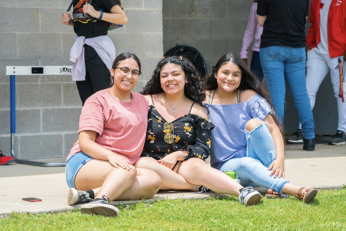 BishopDunne's tweet photo. The rain cleared up just in time for the @Dunne2019 graduation picnic! THREE DAYS until showtime! 🎓☀️ #FalconPride #Classof2019 https://t.co/FU6GqBqJss
