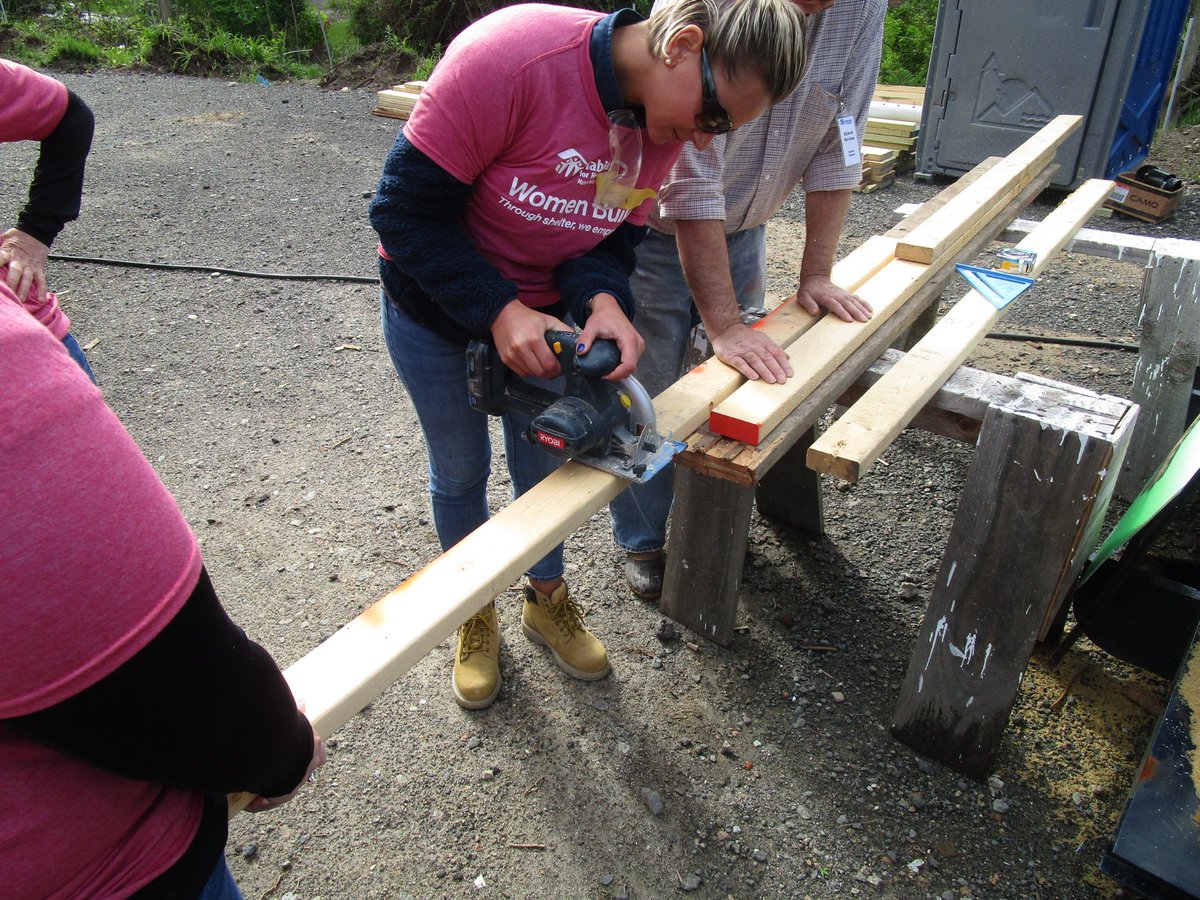 HabitatMWGW's tweet photo. Women Build #TeamCutlerAssociates took part in their #AffordableHome #BuildDay at 172 Concord Street in Holliston! This team was led by our new board member Julie Davenport. Thank you to @olivasmarket for providing Team Cutler Associates a delicious lunch! https://t.co/VDN224mE1f https://t.co/nY4cEEfdAM