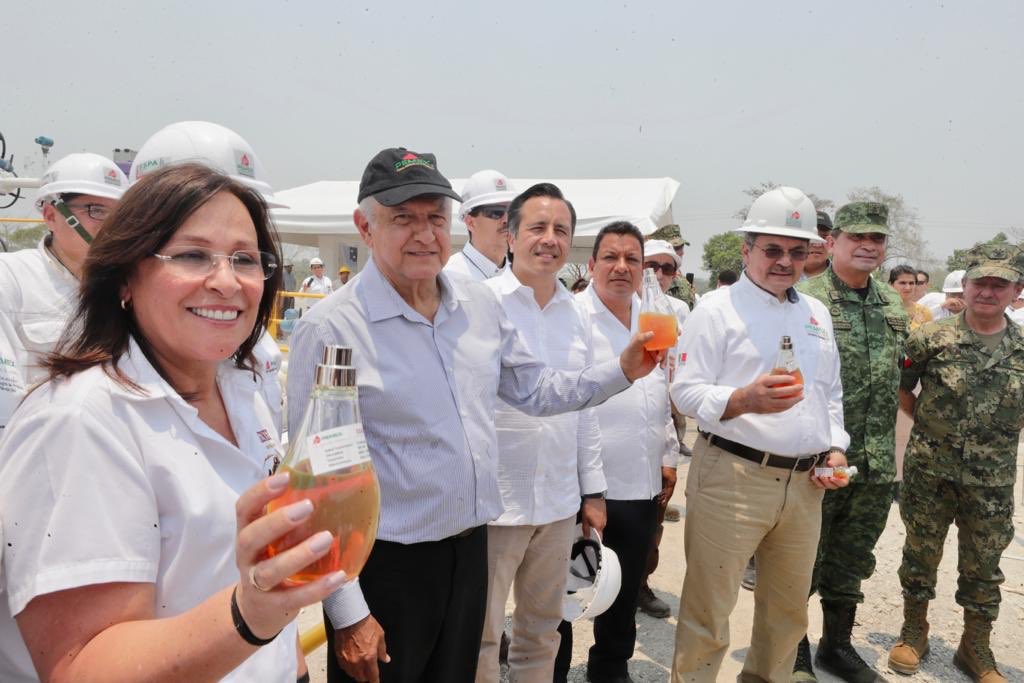 radiowebglobal's tweet photo. @SENER_mx: Desde Tierra Blanca, Veracruz, la Secretaria @rocionahle acompaña al Presidente @lopezobrador_ y al Director de @Pemex, Octavio Romero a la presentación del Plan Nacional de Gas y Petróleo, Campo Ixachi, donde además realizaron un recorrido... https://t.co/mst9bksvxo