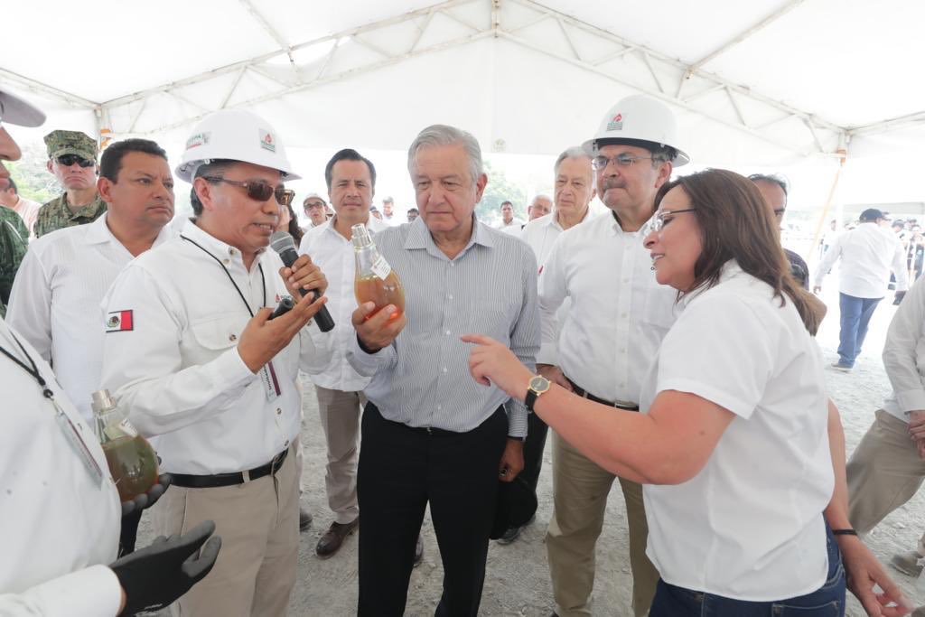 radiowebglobal's tweet photo. @SENER_mx: Desde Tierra Blanca, Veracruz, la Secretaria @rocionahle acompaña al Presidente @lopezobrador_ y al Director de @Pemex, Octavio Romero a la presentación del Plan Nacional de Gas y Petróleo, Campo Ixachi, donde además realizaron un recorrido... https://t.co/mst9bksvxo