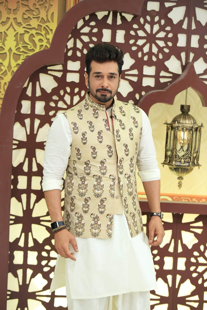 shenyfidai1's tweet photo. Everyday I write something for you
But today i ammm speechless ππ
Mesmerizing personality
My hero β€
@faysalquraishi π
#RamazanSpecial ππ #kingofhosting ππ https://t.co/iJJKJzOyW2