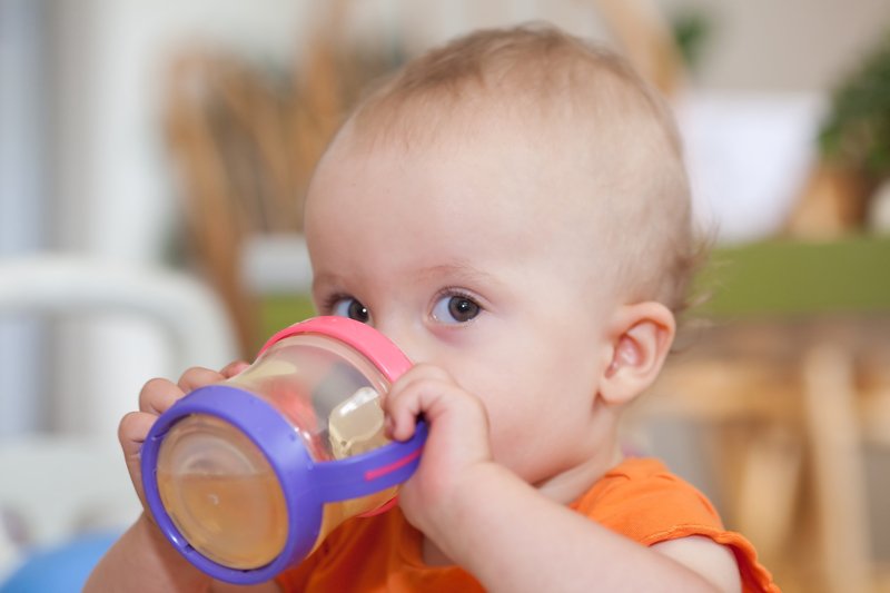 ParkvillePD's tweet photo. Did you know you can spread cavity-causing bacteria to your child through your saliva? We recommend taking the time to clean sippy cups, utensils, and pacifiers properly with soap and water and not sharing utensils between you and your child. https://t.co/mWSK5cM1Pd