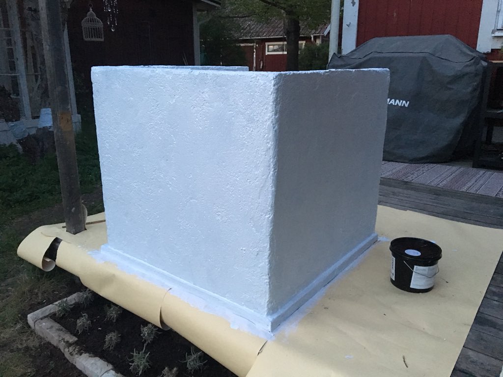 Steg 15: Hyr en motorlyft via Hygglo. 95 kr/dygn.
Måla innan fredag. Först Primer,  sen vit färg. Ser lovande ut för att vara ett förstlingsverk.

#GammelhagensPizzeria