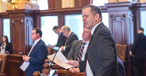 “This will help service members &amp; their spouses, who are already licensed in other states, to be able to work in the same fields while stationed in Illinois...
-Senate passes legislation to help service members and spouses earn professional licenses-
bit.ly/2EmGn08