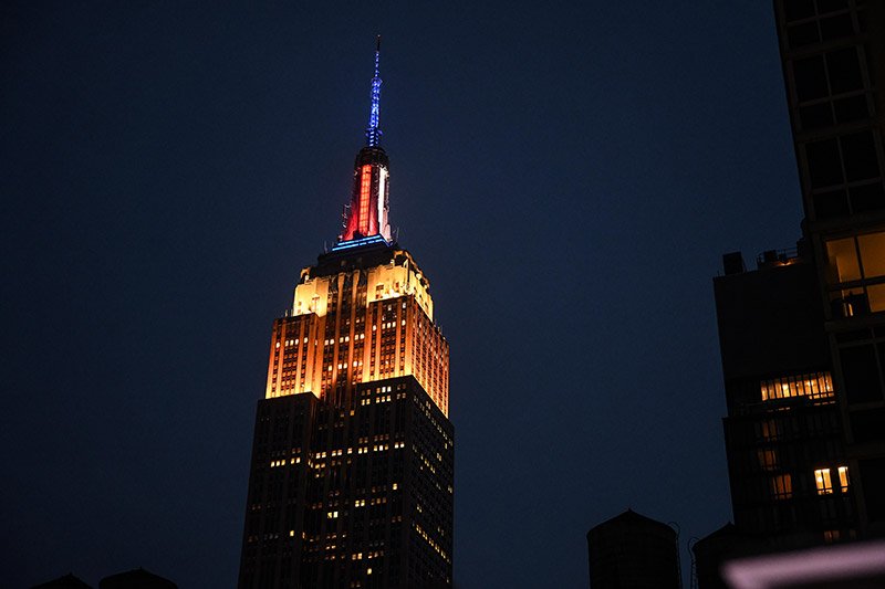 nycgov's tweet photo. Last Sunday, the @EmpireStateBldg lights celebrated #EMSWeek2019: https://t.co/u5fSXKEW84 @FDNY #NYCBravest https://t.co/lBdbGdPvKp